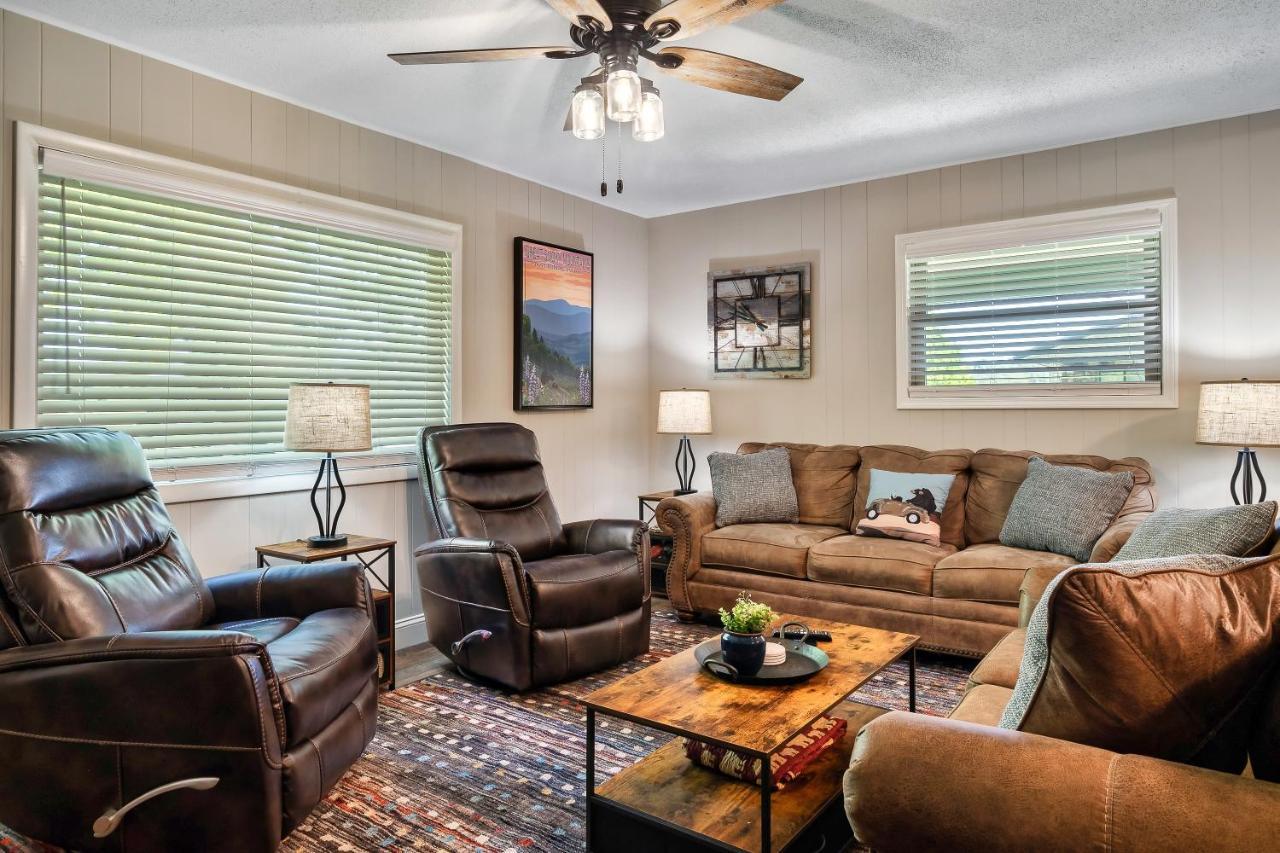 Villa Modern Pigeon Forge Gem Near Dollywood, Gatlinburg & Smokies - 2 Mins To Pkwy & Strip, Hot Tub, Fire Pit, Cable, Hi-Speed Wifi Exterior foto