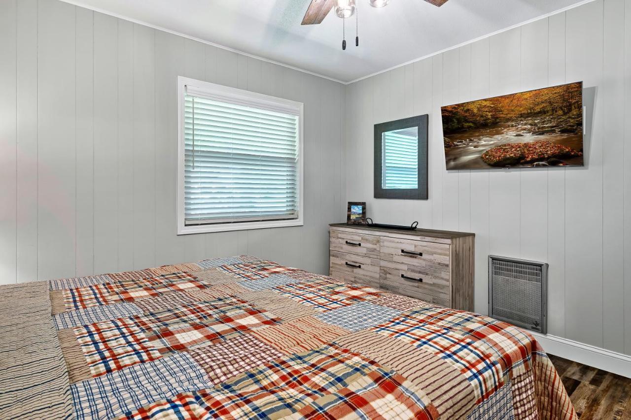 Villa Modern Pigeon Forge Gem Near Dollywood, Gatlinburg & Smokies - 2 Mins To Pkwy & Strip, Hot Tub, Fire Pit, Cable, Hi-Speed Wifi Exterior foto