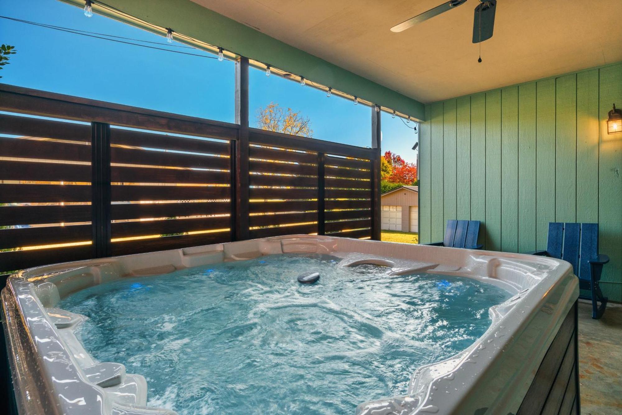 Villa Modern Pigeon Forge Gem Near Dollywood, Gatlinburg & Smokies - 2 Mins To Pkwy & Strip, Hot Tub, Fire Pit, Cable, Hi-Speed Wifi Exterior foto